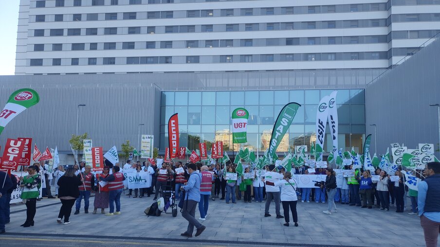 Concentración a las puertas del Hospital Muñoz Cariñanos de Sevilla.